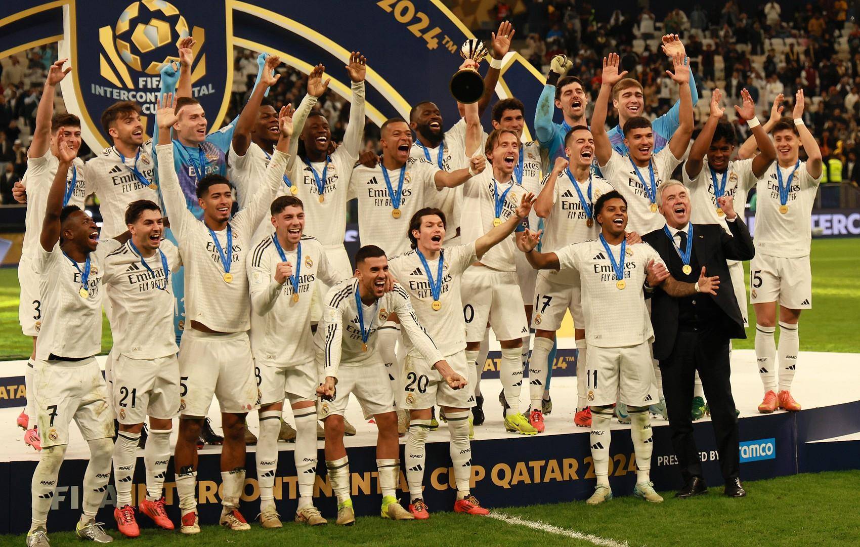 C罗被罚下后，看台上的爱尔兰球迷模仿他做出的哭泣手势