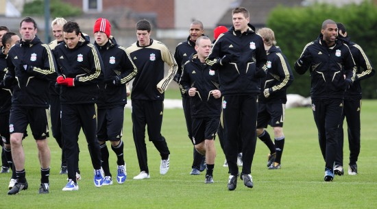 前锋远射破门，全场欢呼