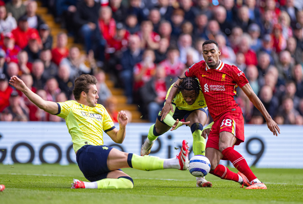 双引擎发力4-1大胜狼队，曼联升至第6：阿莫林终于是露出笑容