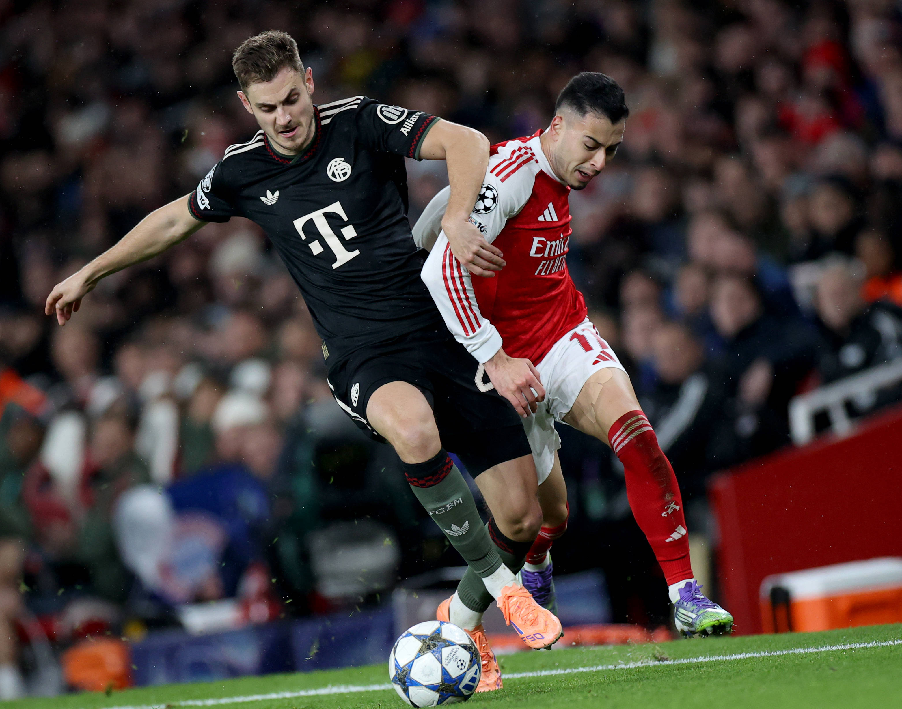 横看成岭侧成峰，乔治娜晒出差照秀出傲人身材