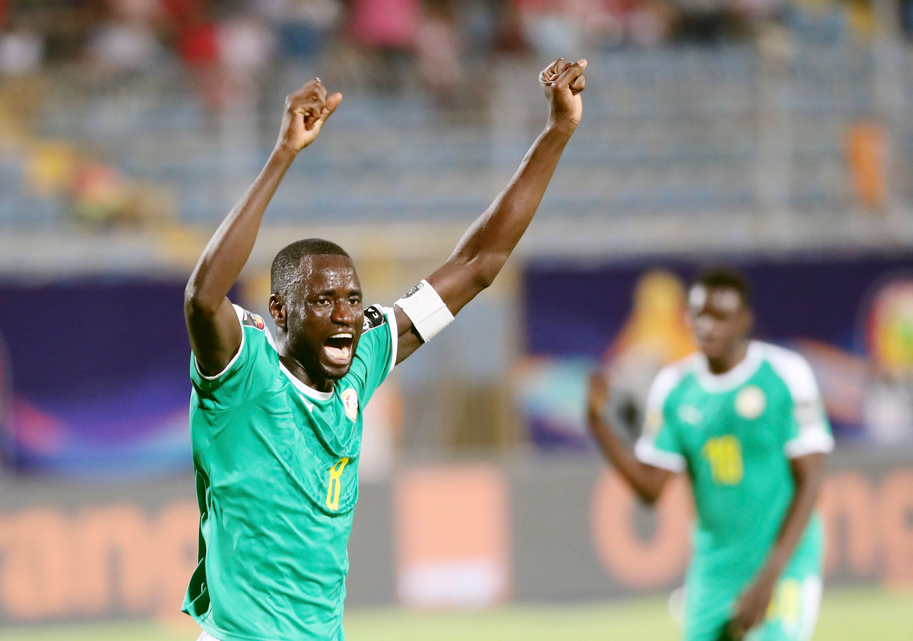 上海市政府向海港赠送冠军贺礼：木雕雄鹰和冠军奖杯刺绣