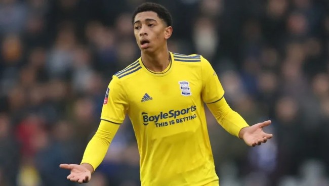 热爱皆平等，河南球迷赛前在球场外声援阿奇姆彭