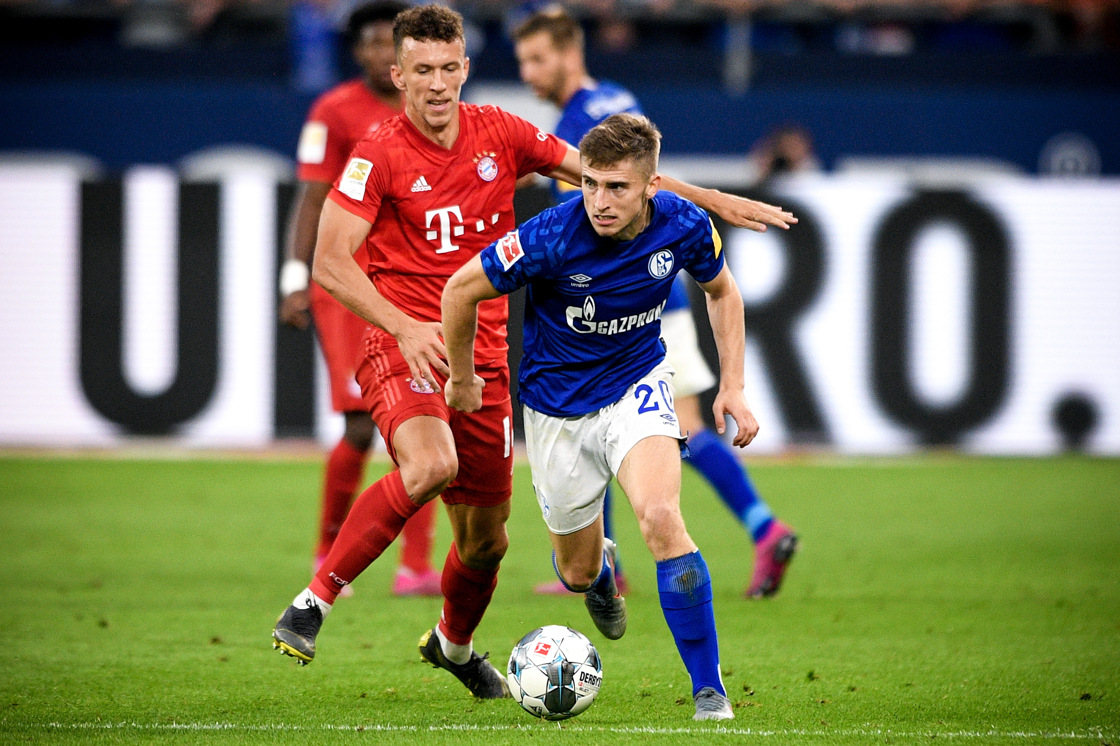 姆巴佩将带着一根手指骨折比赛，他的坚韧精神点燃球迷热情