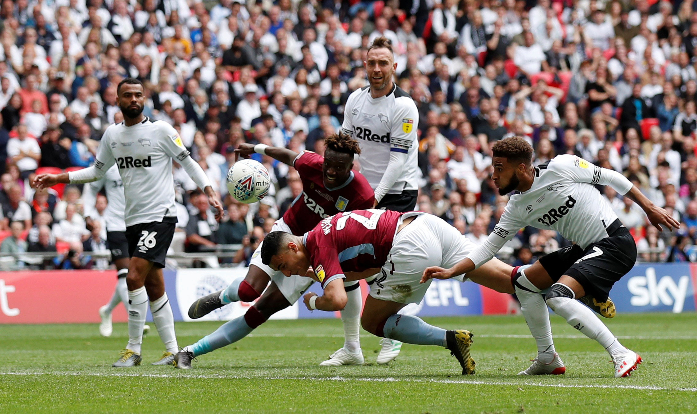 PTSD了？当值德国籍VAR裁判提醒主裁河南队后卫用手阻挡射门