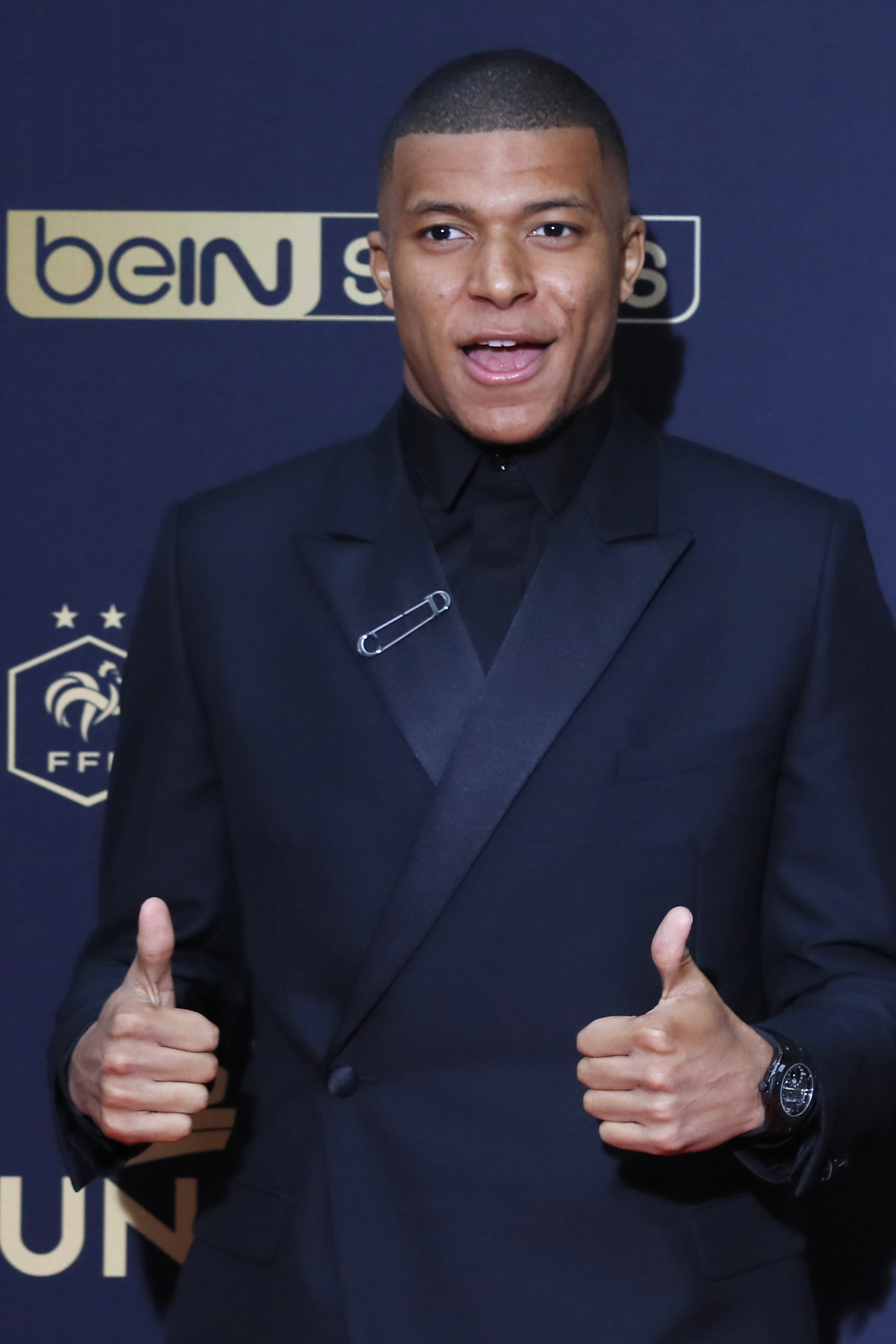 辽超总决赛：大连队4-0本溪队夺冠，王宏有、王跃皓分别双响